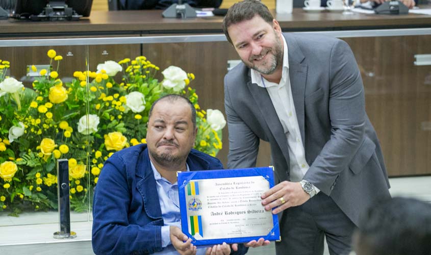 Presidente Alex Redano entrega Título Honorífico de Cidadão Rondoniense a André Rodrigues Silveira