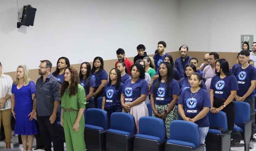 Mais 24 concluintes de cursos do Vencer recebem kits profissionais 