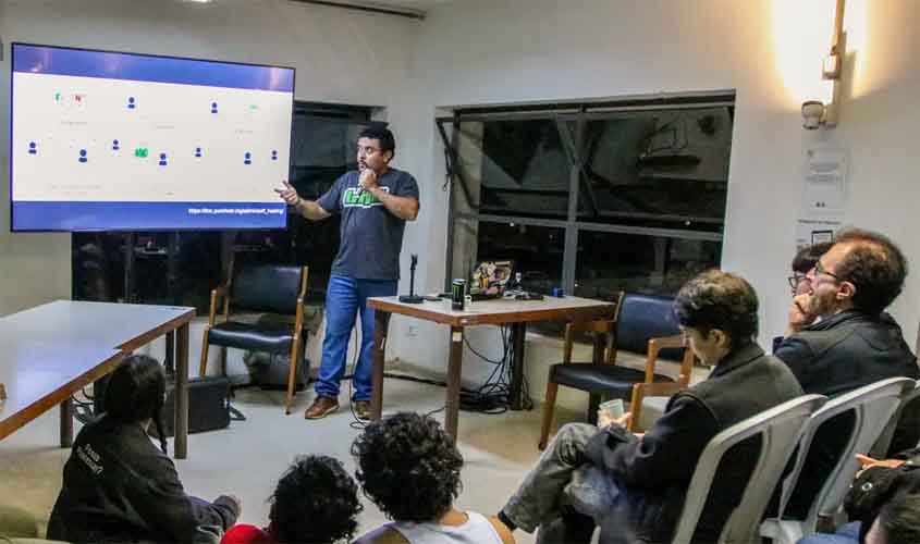 Ativistas debatem resistência digital diante de IA e plataformização