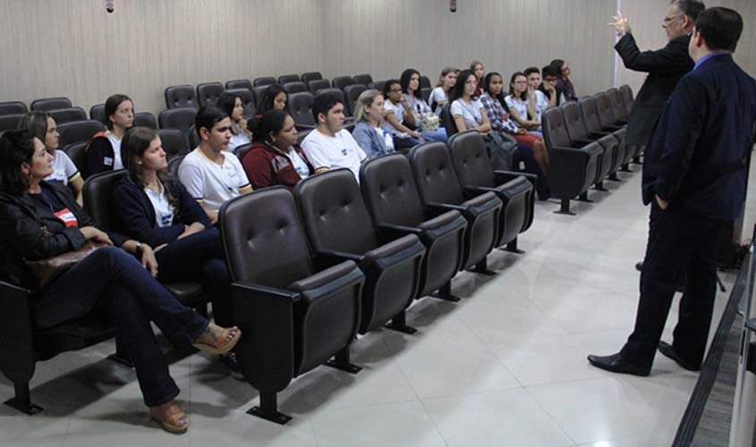 Estudantes de Espigão do Oeste visitam a sede do Poder Judiciário de RO