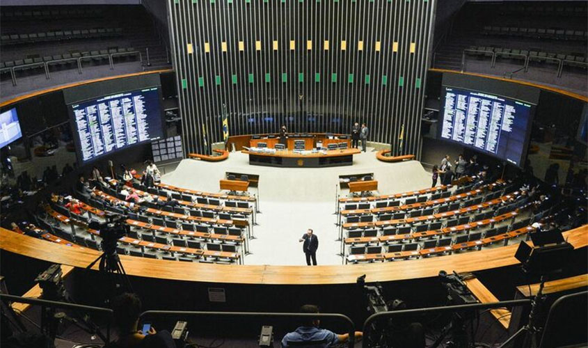 Câmara aprova proposta que suspende dívidas do Fies durante a pandemia