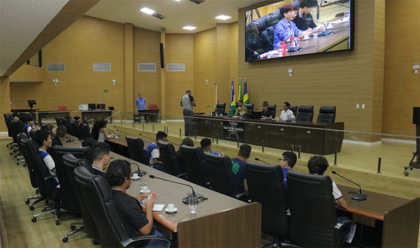 Alunos e professores do Colégio João Bento debatem ideologias na Alero