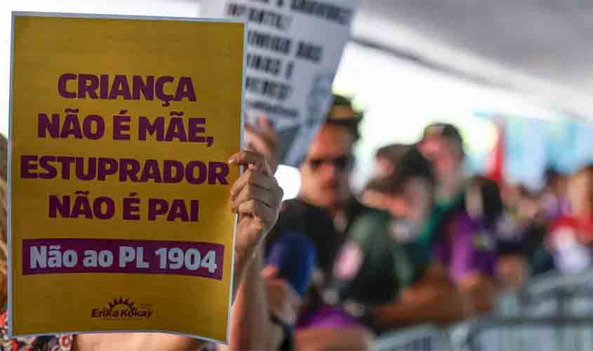 Brasília: mulheres fazem ato contra PL que equipara aborto a homicídio