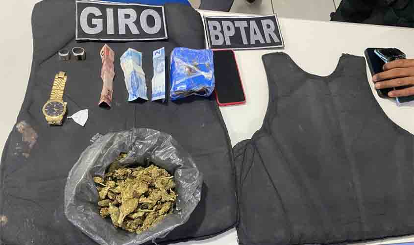 Trio é preso com drogas e colete balístico em abordagem na capital