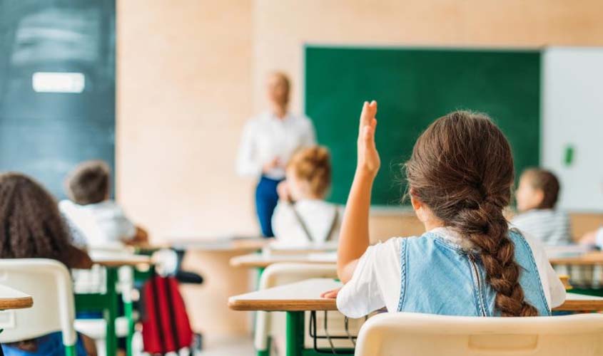 Lei sanciona piso de R$ 5,1 mil para professores