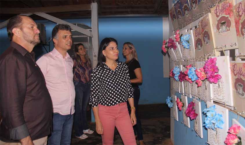 Mulheres concluem curso de pintura em quadros pelo programa Brincando de Roda