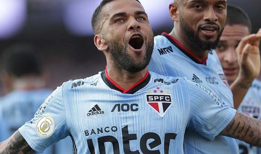 Daniel Alves marca em estreia, e São Paulo vence o Ceará no Morumbi
