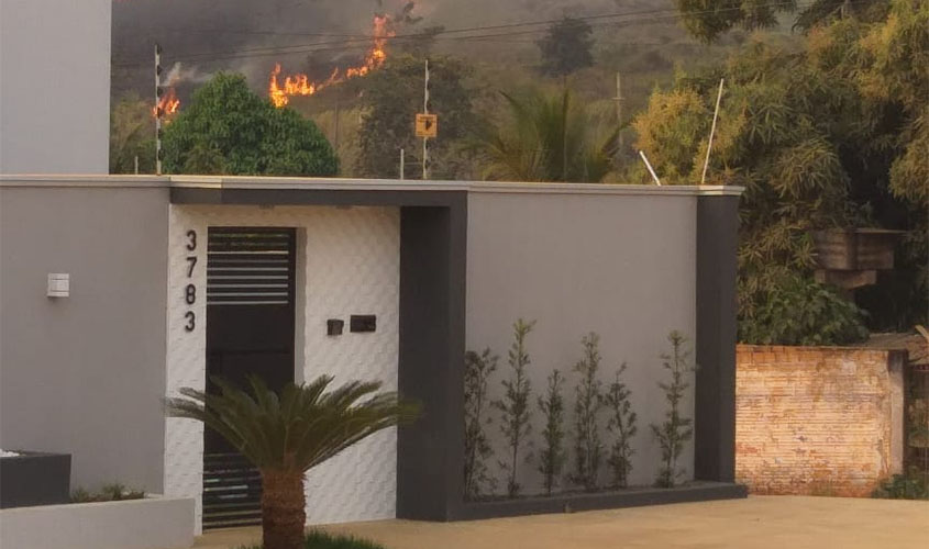 Incêndio assusta moradores do Residencial Luzia Abranches, mas é controlado por Bombeiros e servidores da prefeitura