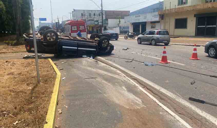 Capotamento de caminhonete deixa motorista em estado gravíssimo e outras cinco pessoas feridas