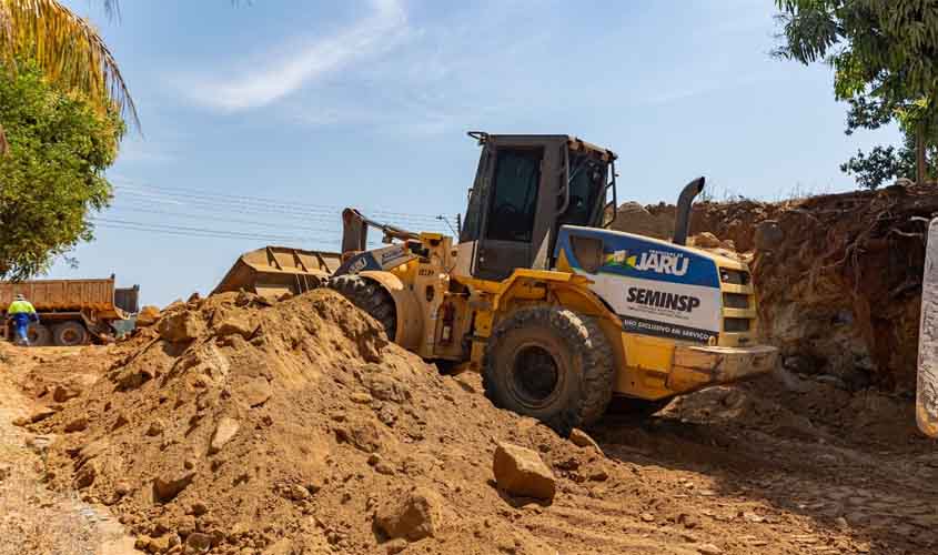 Prefeitura remove pedras da rua Nilton de Oliveira, no Setor 04