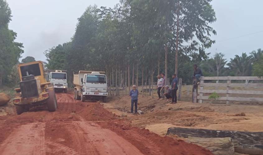 Prefeitura realiza recuperação das estradas no distrito de União Bandeirantes