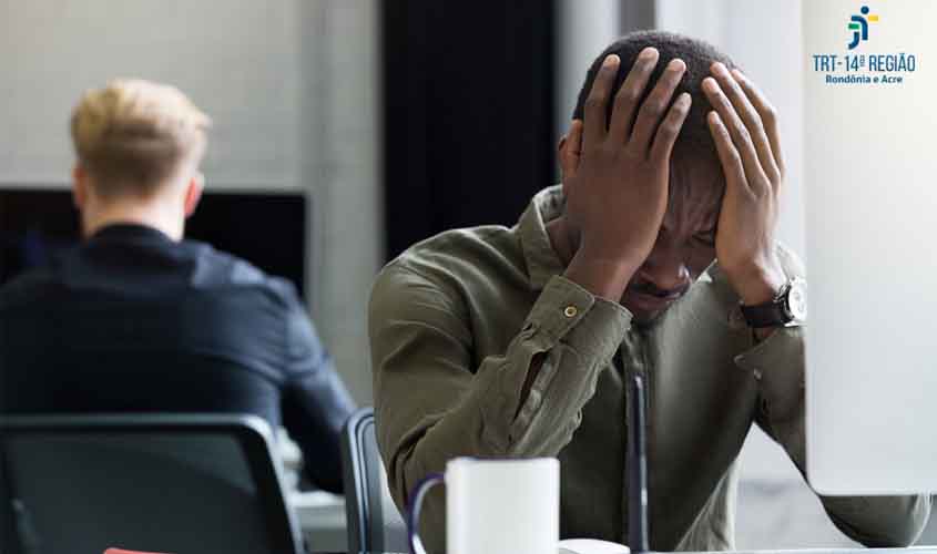 TRT-14 mantém condenação de banco por assédio moral e injúria racial contra ex-empregado