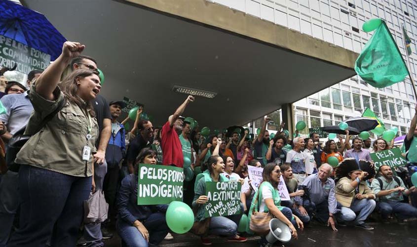 Manifestantes criticam propostas de Bolsonaro para meio ambiente