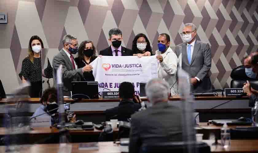 Em sessão da CPI marcada pela emoção, senadores prometem honrar vítimas da covid