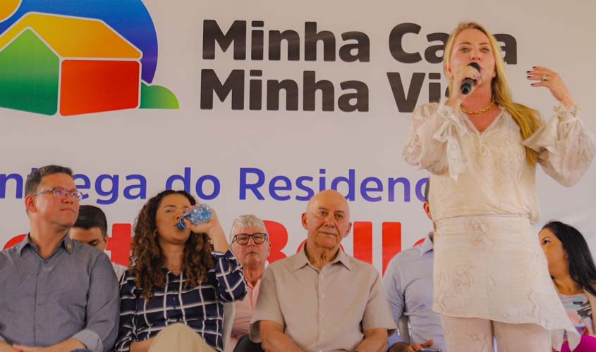 Ieda Chaves representa a Alero durante a entrega de apartamentos populares em Porto Velho