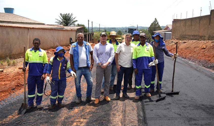 Prefeitura asfalta novo trecho da rua Cândido Portinari