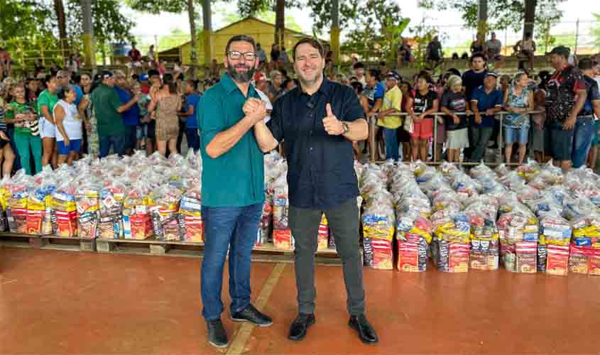 Deputado Alex Redano entrega cestas natalinas à Associação São Tiago Maior em Porto Velho