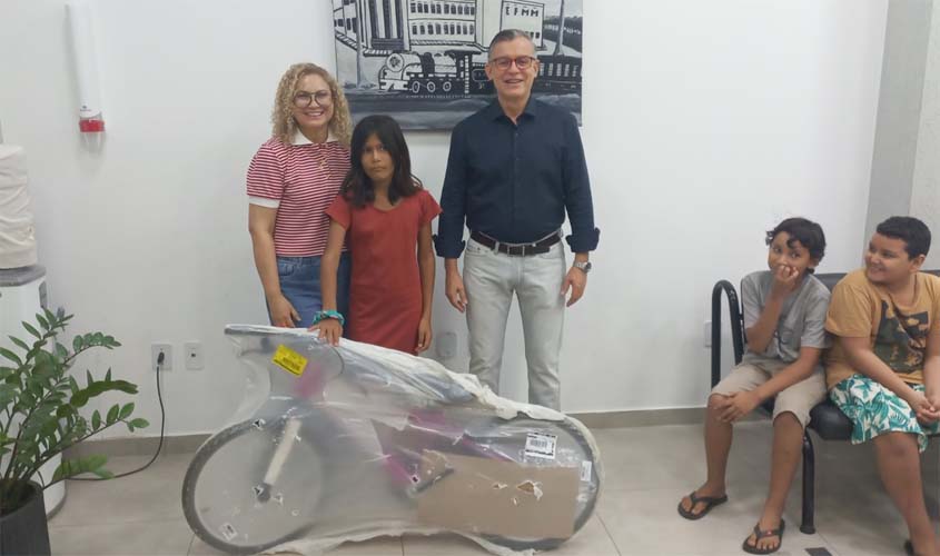 Prefeitura entrega bicicletas a crianças da zona Sul