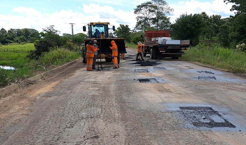 Equipes do DER trabalham na manutenção das ROs 480 e 133