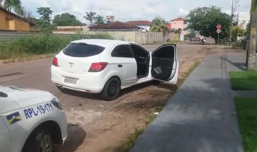 Bandidos encapuzados abandonam carro após roubo no centro de Porto Velho