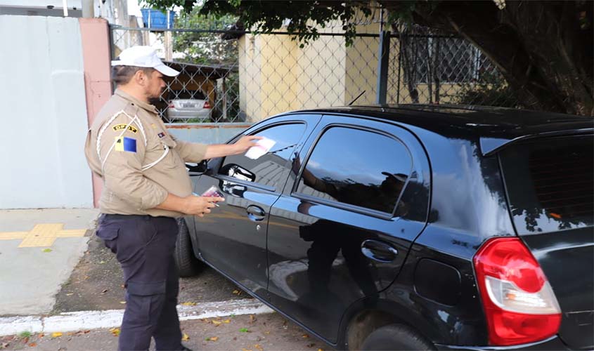 Agentes realizam operação para coibir estacionamentos em locais proibidos