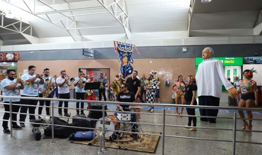 Prefeitura recepciona turistas com Banda do Vai Quem Quer no aeroporto