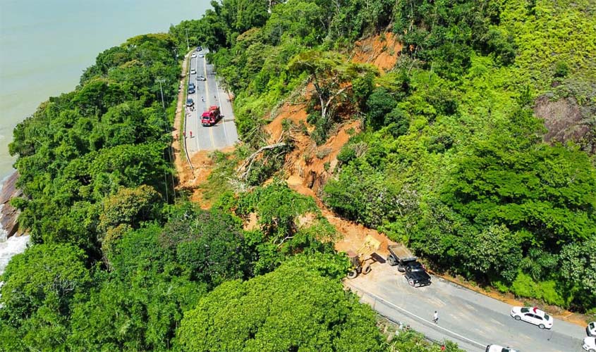 Lula visita áreas atingidas por temporais no litoral norte de SP