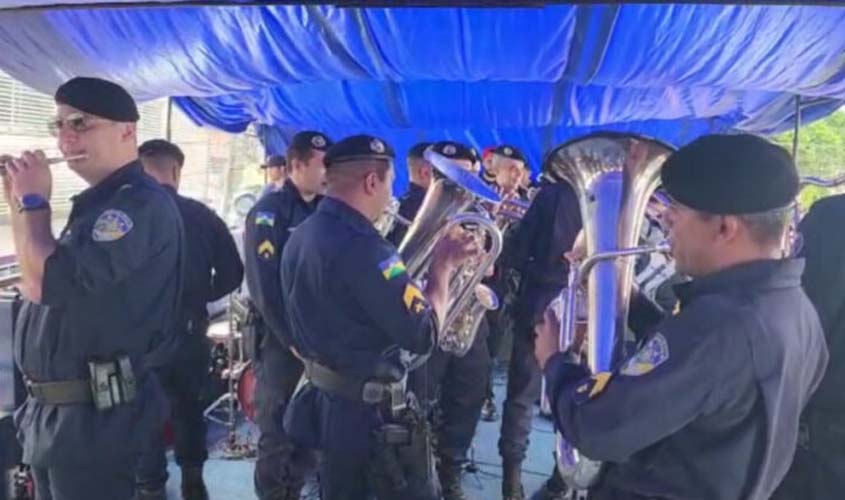 Banda de música da Polícia Militar participa da abertura do desfile da Banda do Vai Quem Quer no sábado de Carnaval