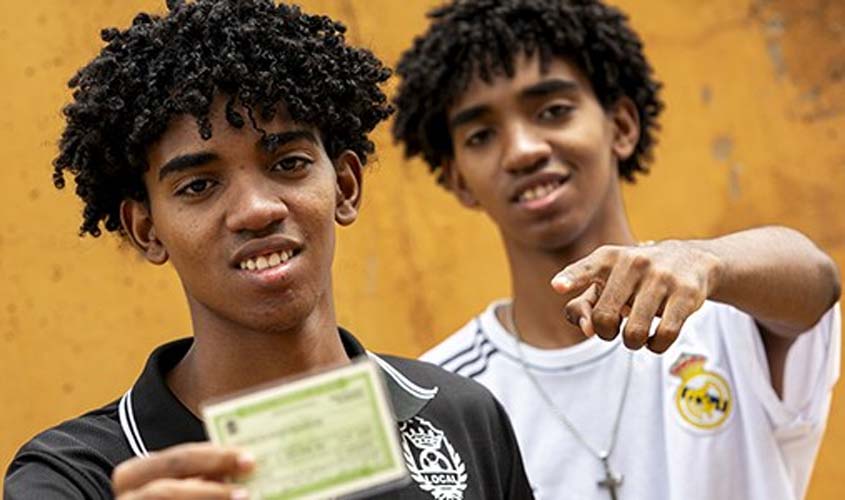 Jovens e veteranos se emocionam com expectativa das eleições