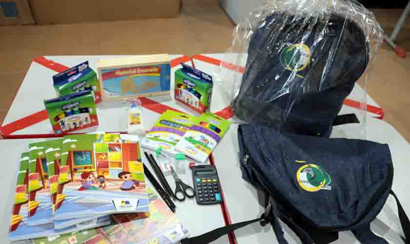 Alunos da Escola Municipal Vista Alegre recebem mochilas, uniformes e kits escolares