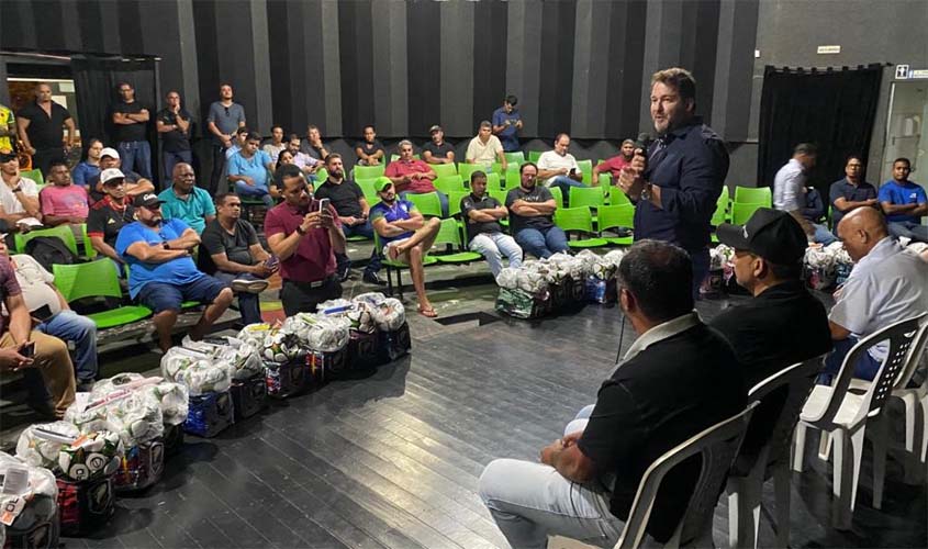 Deputado Alex Redano participa de entrega kits de material esportivo, em Ariquemes