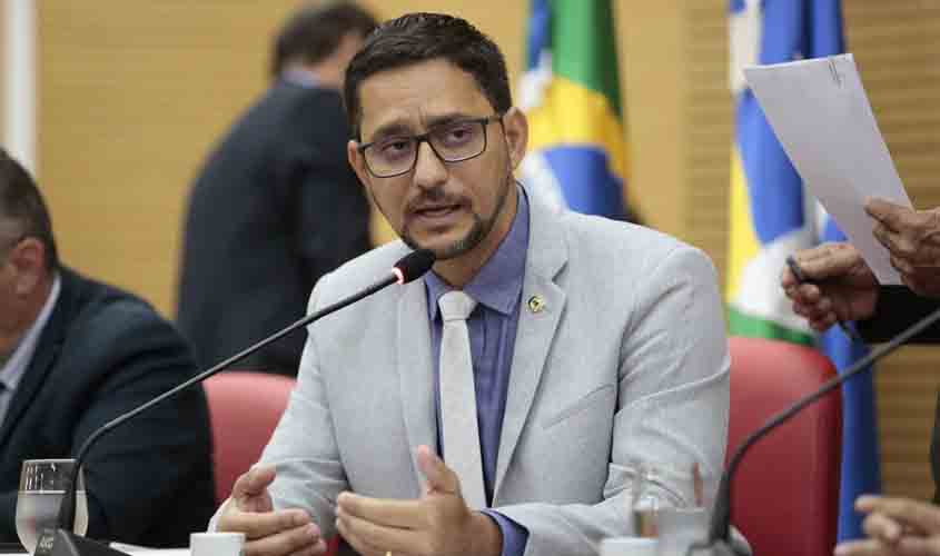 Deputado Anderson assina requerimento solicitando do governo de Rondônia, abertura de edital para contratação de médicos brasileiros formados no exterior