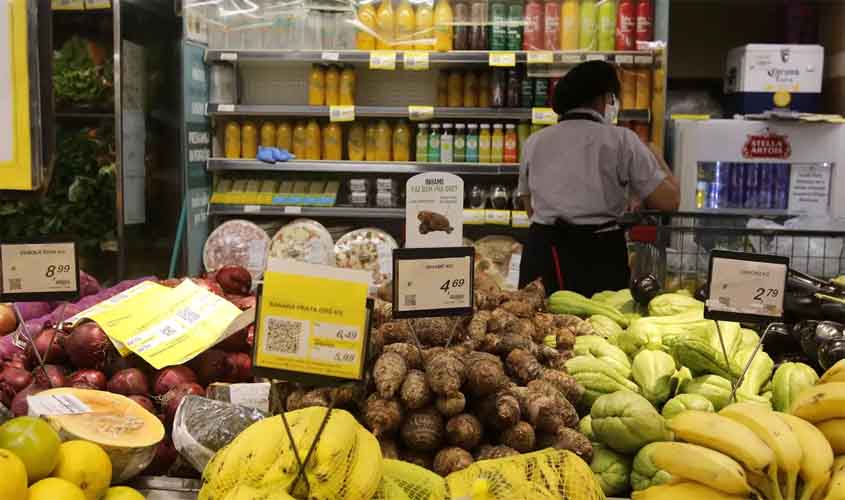 Contratos de trabalho por hora em supermercados aumentam precarização