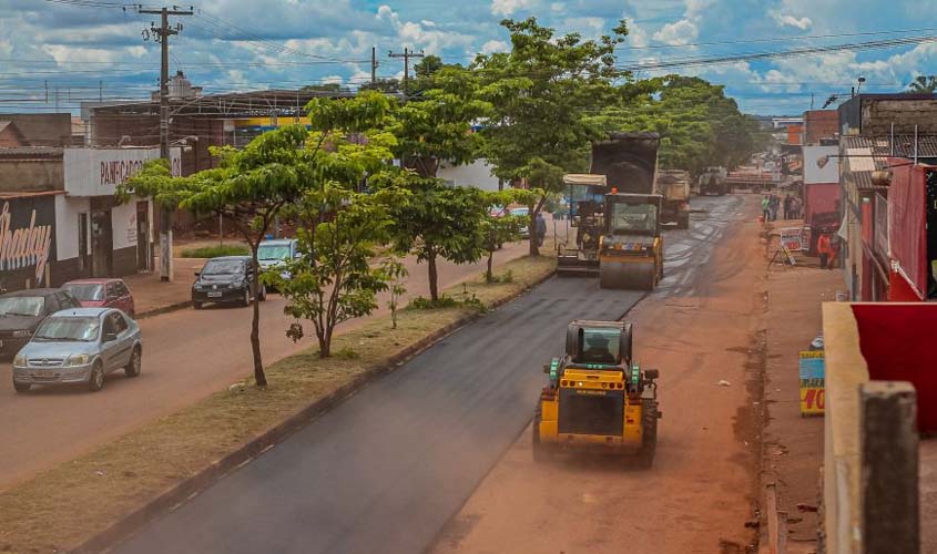 Mais de mil quilômetros de asfalto são destinados aos municípios pelo 'Tchau Poeira', do Governo de Rondônia
