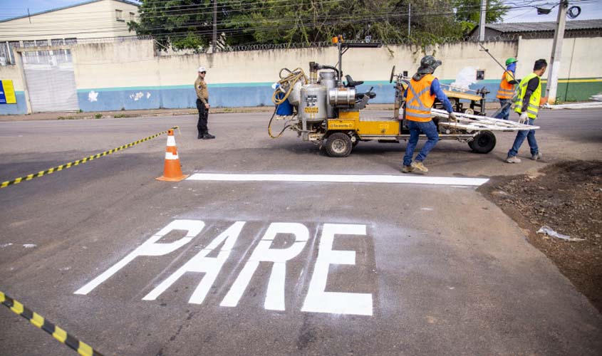 Prefeitura de Porto Velho sinaliza ruas recapeadas no bairro Olaria