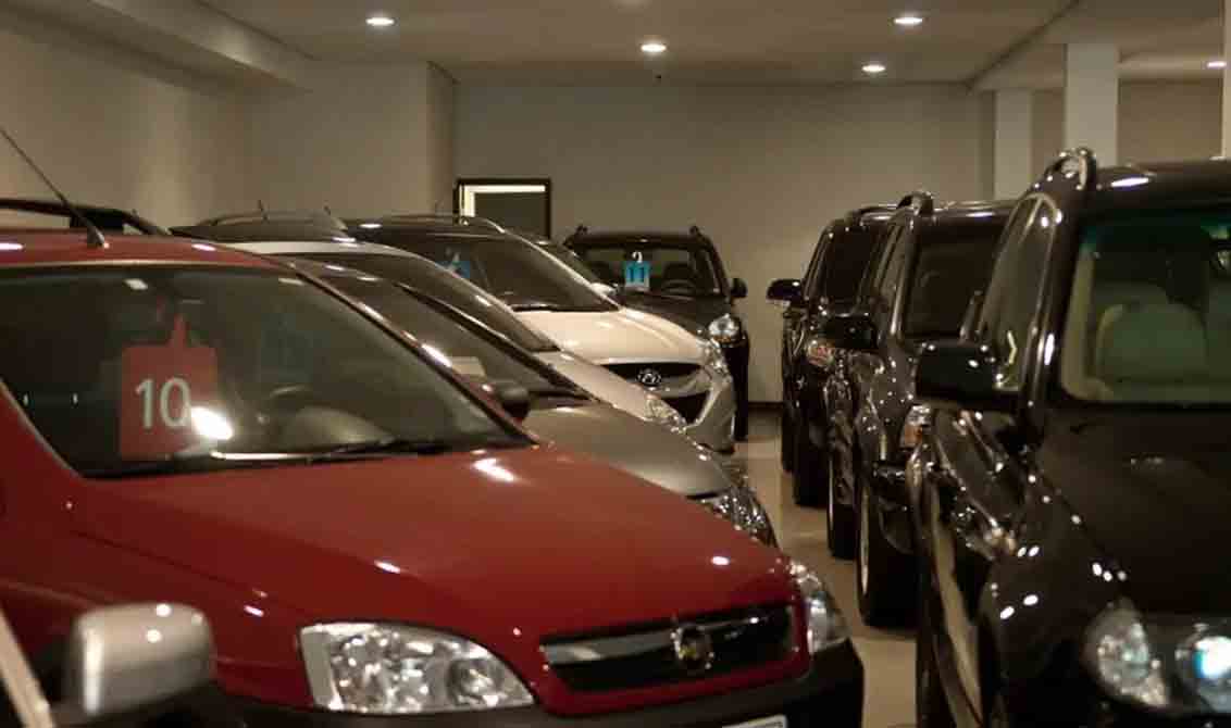 Vendedora de automóveis xingada em reuniões consegue aumentar indenização 