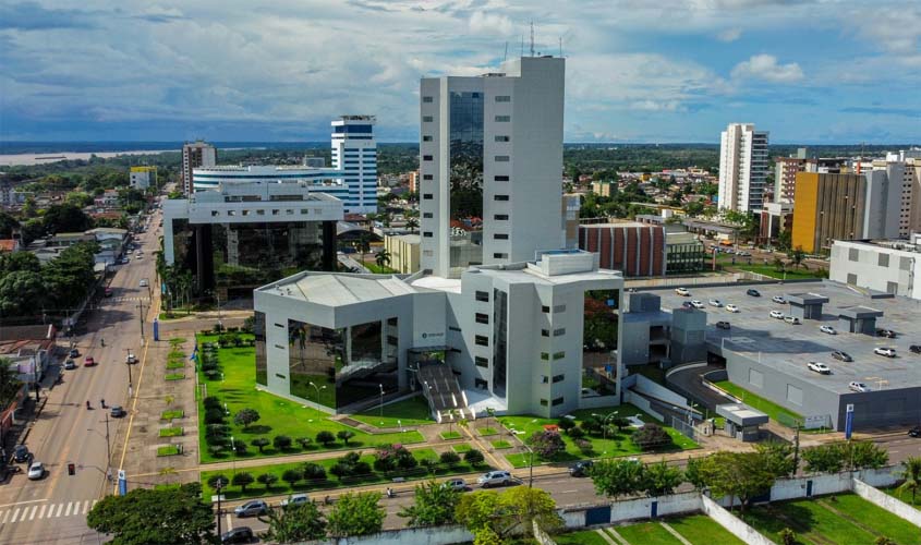 PROFESSORES NA PEIA E DEPUTADOS APROVAM PENDURICALHO DE R$ 12.000 PARA PROCURADORES