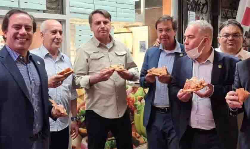 Sem tomar banho, comendo pizza na rua por não poder entrar em restaurantes, Bolsonaro marca um dos maiores vexames do Brasil