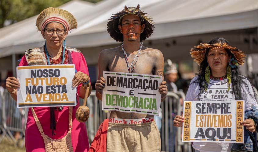 Povos indígenas marcham em Brasília contra marco temporal