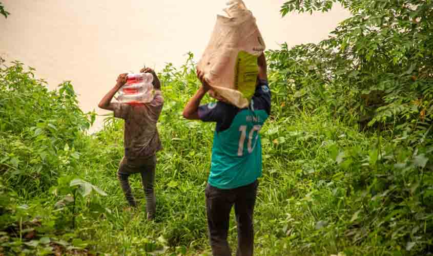 Comunidades ribeirinhas recebem entrega de água; saiba como ajudar