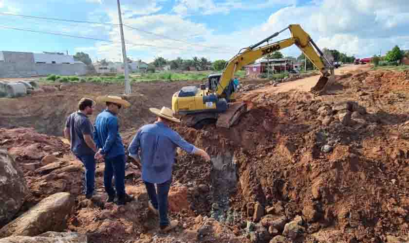 DER realiza obra de drenagem na RO-135 no perímetro urbano