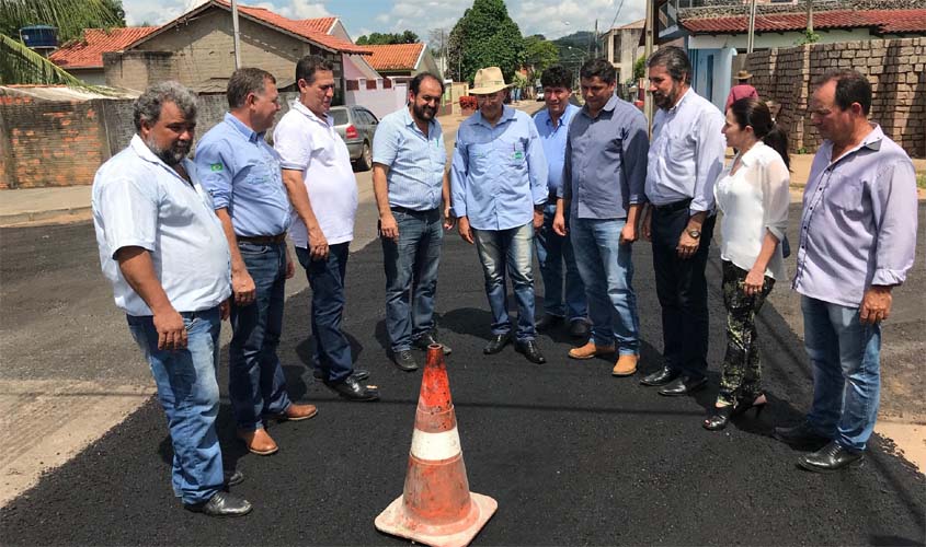 Confúcio visita em Presidente Médici obra em asfalto de emenda do deputado Laerte Gomes   