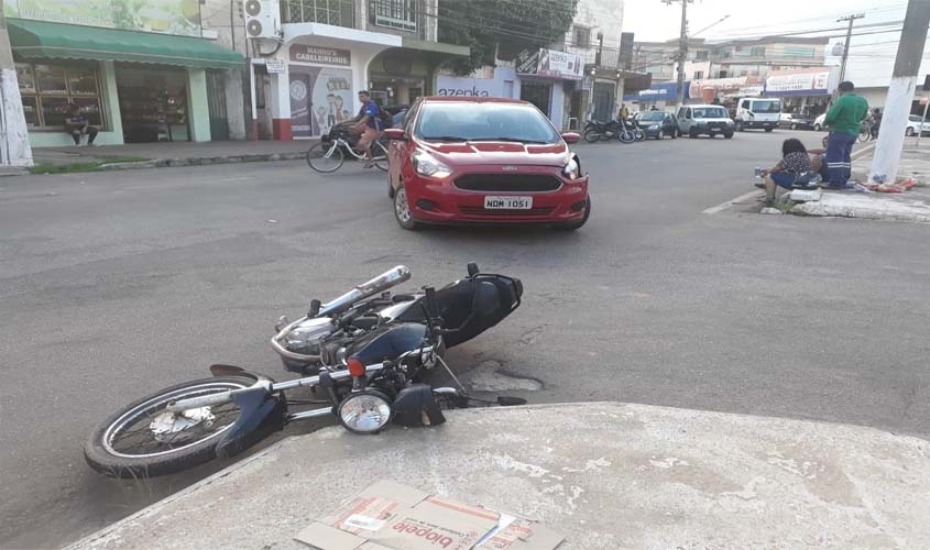 Motorista faz contorno  de forma proibida e causa acidente com moto