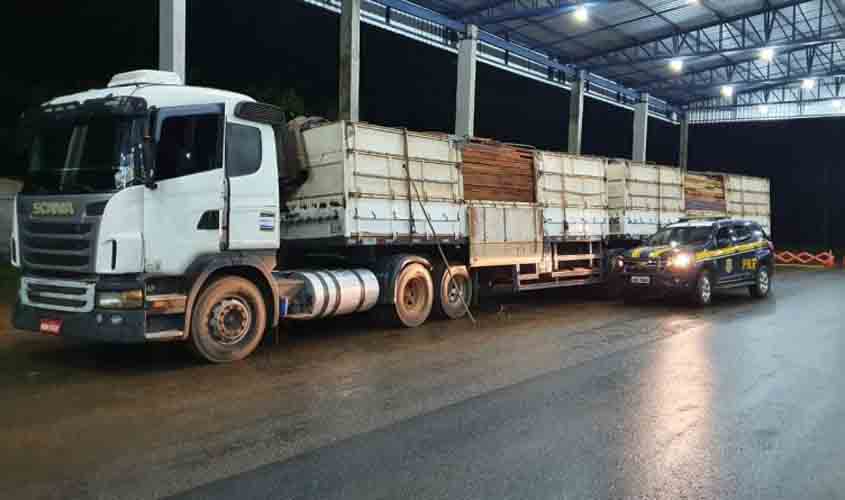 PRF apreende 35,49 m³ de madeira ilegal na BR 364 e autua condutor por crime ambiental