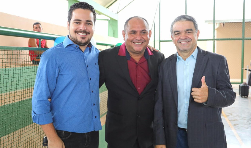 Deputado Aélcio da TV, prestigia a inauguração da reforma na Escola Flora Calheiros