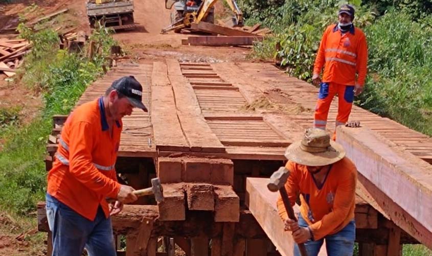 Prefeitura faz parceria e trabalha na recuperação de ponte de madeira na Linha 101, em União Bandeirantes