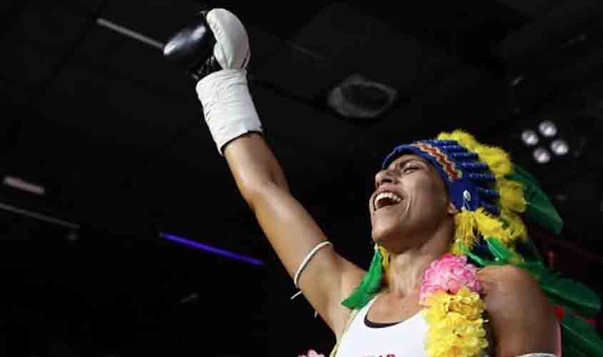 Lutadora campeã no Muaythai enfrenta seu primeiro desafio no MMA