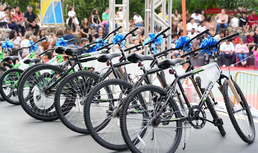 Prefeitura entrega mil bicicletas a alunos com melhores notas