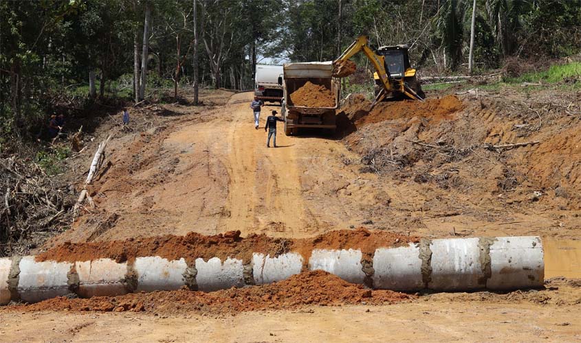 Prefeitura constrói aterro com dreno em travessão rural