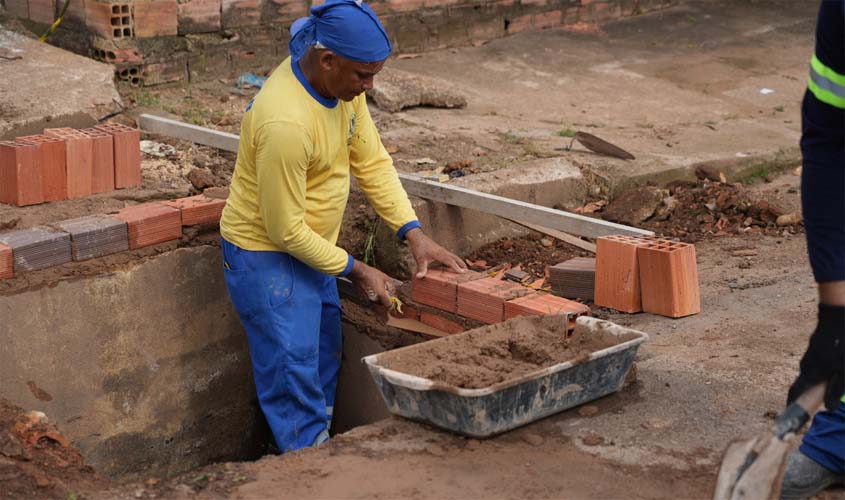 Frentes de trabalho reconstroem bueiros e garantem segurança pública